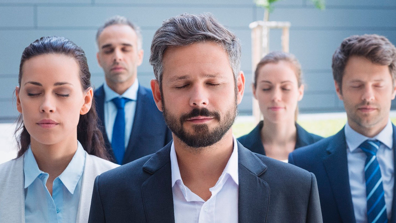 Pantallas, estrés y bienestar emocional: lo que el informe mundial de Gallup enseña a despachos y asesorías