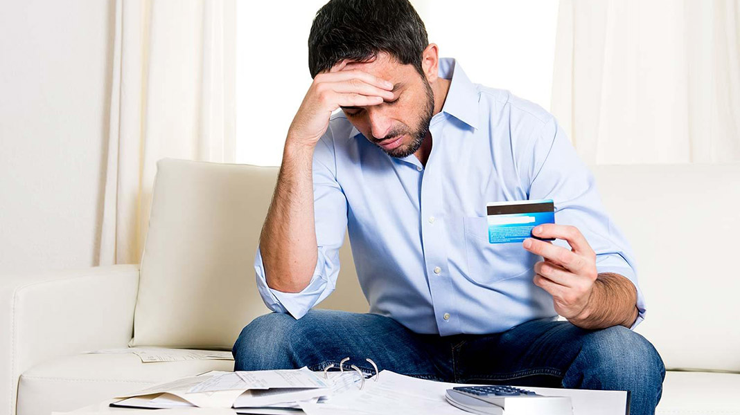 El 53 % de personas entre 45 y 54 años reconoce sufrir estrés financiero: ¿qué significa y por qué importa?